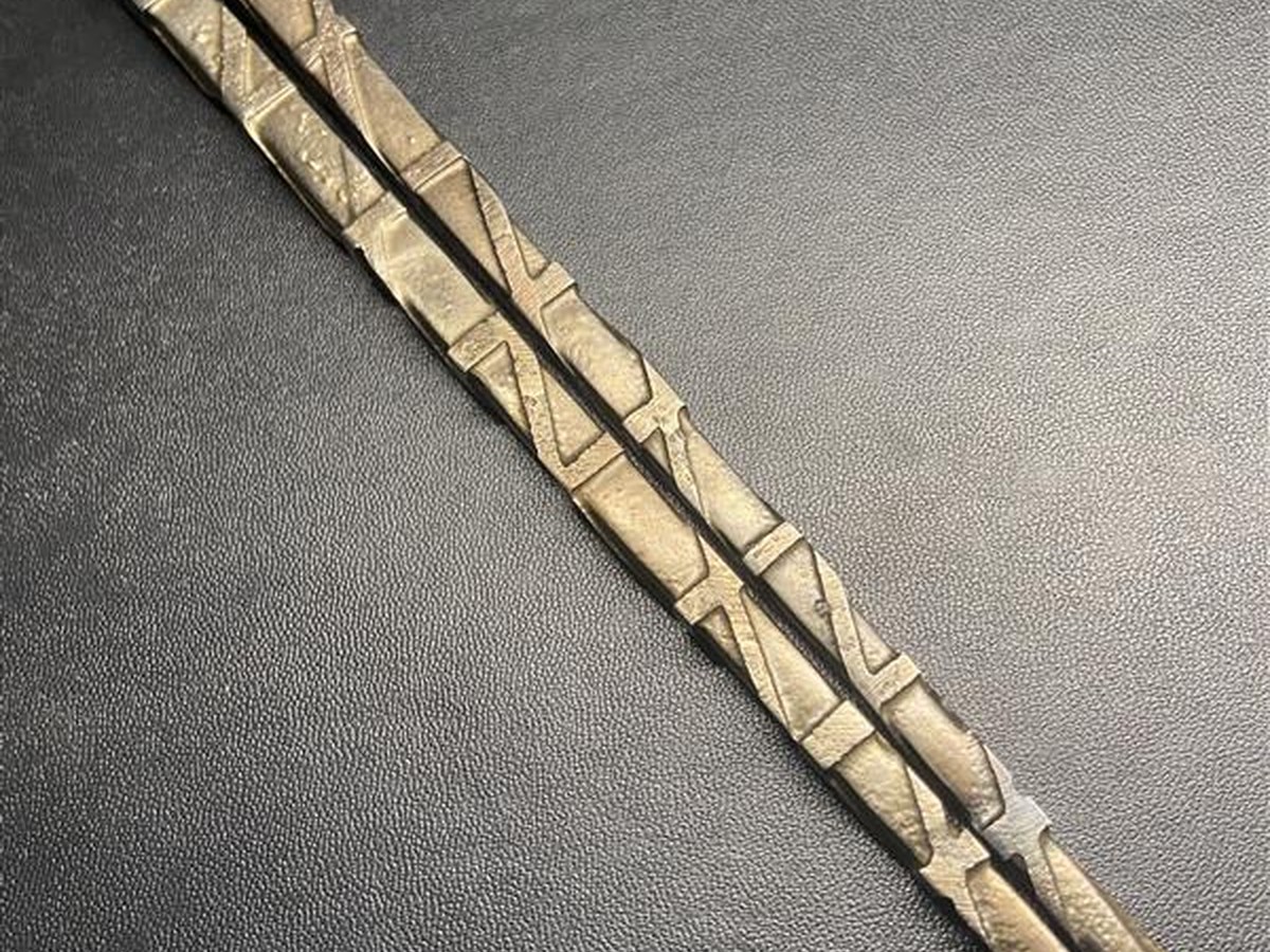 Electrochemically etched twisted steel rod